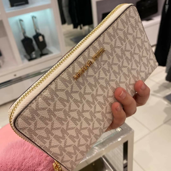 MICHAEL KORS PHONE WALLET WRISTLET - Picture 1 of 4